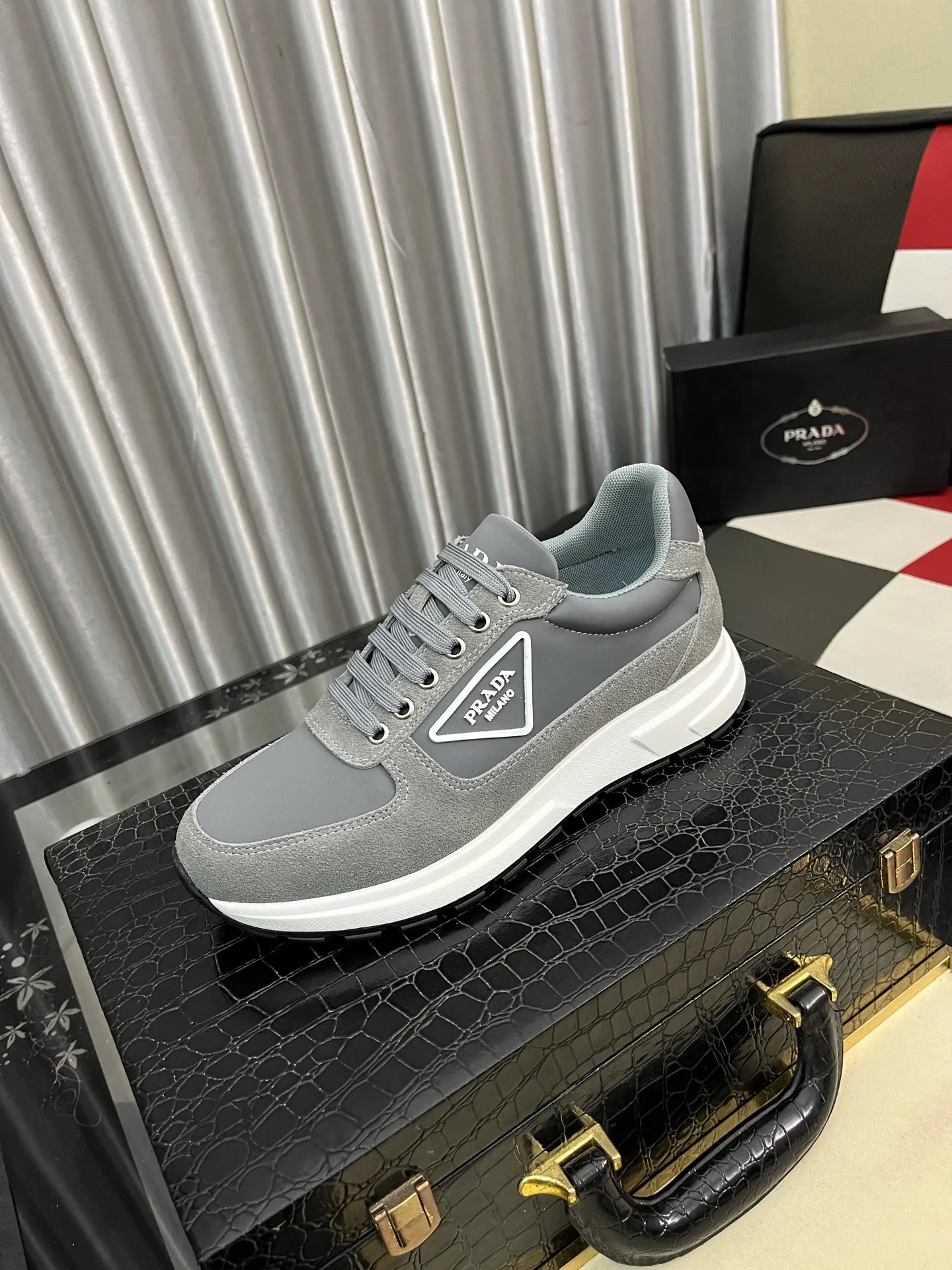Men's shoes 💰420⌚️⌚️Prada•PRADA original quality.~ Unique modern style sneakers. 🏃A must-have casual shoe for trendy men😍😍 Original brand imported from Italy, imported original leather, sheep lining (refuses to discolor and grind feet) Sole: Original sole provided by the original factory, French lazy style design ⚠️Fit to the feet, original quality, super comfortable original sole. It’s like shooting the real thing🎬The real thing is better, high-quality sneakers Size: 38-444️⃣Colors available